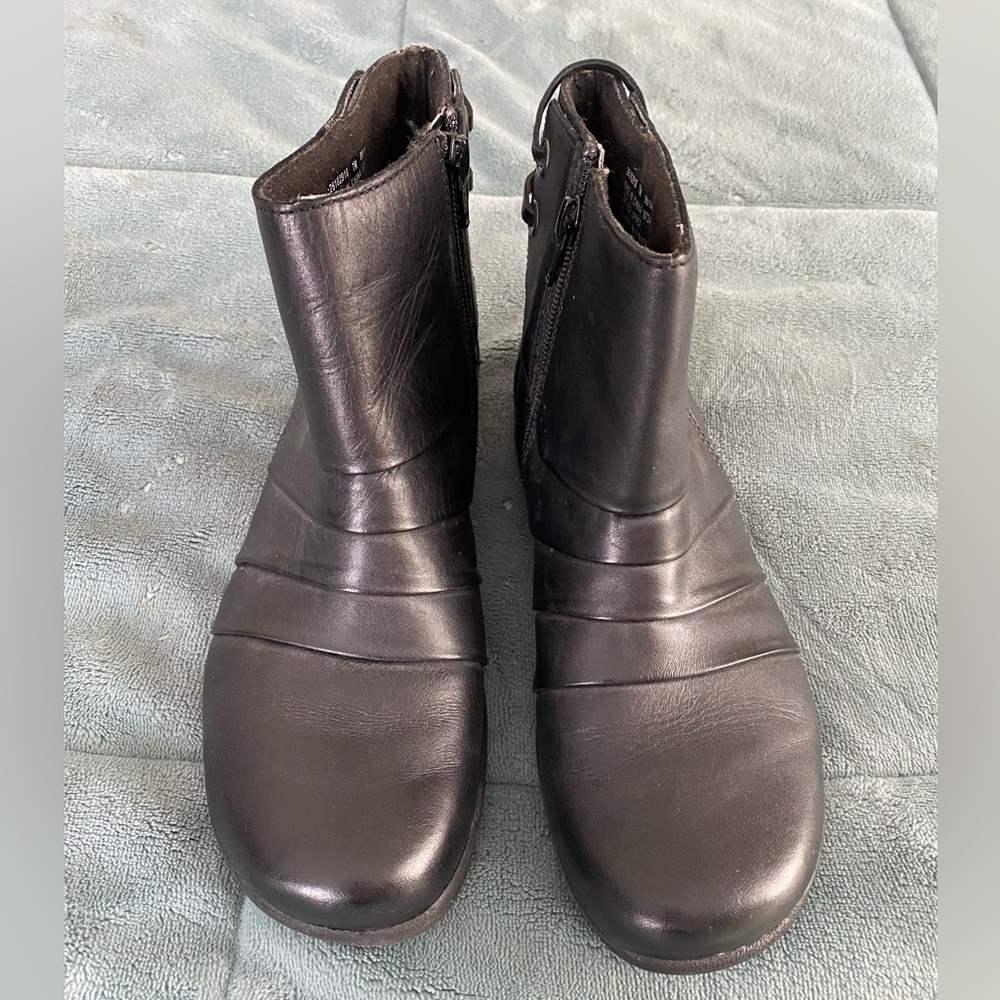 Clark black leather zip up boot size 7